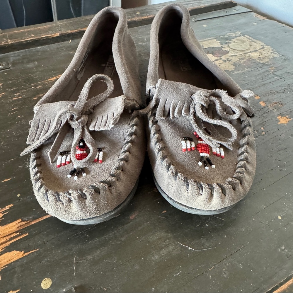 Minnetonka Thunderbird Suede Kilty Moccasins Taupe/Gray Size 9